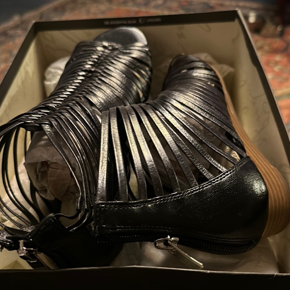 Gorgeous new in box black Enzo Angiolini gladiator sandals w/zip up back 7 1/2